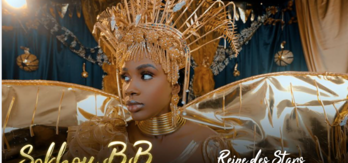 Sokhou Bebe, l’artiste chanteuse émergente, vient de lancer son dernier single intitulé « Reine des Stars », une pièce musicale captivante qui illustre parfaitement sa domination sur la scène musicale. Ce nouveau morceau fait suite au succès retentissant de son précédent hit « Nila Deh », qui a littéralement explosé sur les réseaux sociaux, cumulant pas moins de 14 millions de vues sur YouTube en seulement deux mois.