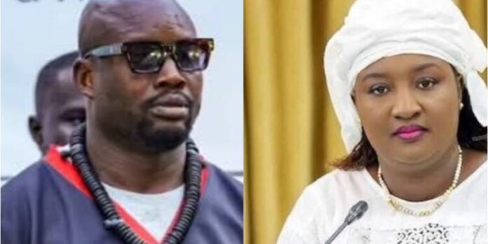 Le ministère de la Jeunesse, des Sports et de la Culture (MJSC) est sorti de son silence après l’agression filmée du lutteur sénégalais Aldiouma Diallo, alias Zarco, sur son adversaire nigérian Kabiru Adériran, lors d’un combat de MMA organisé le 17 mai dernier en Côte d’Ivoire. Dans un communiqué publié ce lundi, le département ministériel a condamné avec vigueur l’attitude du lutteur licencié auprès du Comité National de Gestion de la lutte (CNG). « Le Ministère de la Jeunesse, des Sports et de la Culture (MJSC), condamne avec la plus grande fermeté les actes de violence perpétrés par le lutteur Aldiouma Diallo dit Zarco », peut-on lire dans le texte officiel. L’incident, capté en vidéo et massivement relayé sur les réseaux sociaux, a suscité une vive indignation au sein de l’opinion publique. Pour les autorités, ces faits « portent gravement atteinte à l’image du sport sénégalais et à la réputation du Sénégal sur la scène internationale ». Le ministère dénonce une conduite aux antipodes des principes fondamentaux du sport. « Ils contrastent avec les valeurs de discipline, de maîtrise de soi et de respect qui doivent guider tout athlète, en toute circonstance, quelle que soit la discipline sportive », insiste le communiqué. Cette affaire survient dans un contexte où le Sénégal vient de célébrer la 25e édition du Drapeau du Chef de l’État à Ziguinchor, un évènement que le ministère qualifie de « symbole fort de paix, d’unité, de régulation ainsi que de promotion de valeurs civiques et citoyennes dans le monde de la lutte sénégalaise en particulier et du sport en général ». Le MJSC n’a pas manqué de rappeler le rôle fondamental des sportifs évoluant sur la scène internationale, en tant que représentants du pays. « À ce titre, ils se doivent de faire preuve d’exemplarité, de patriotisme et de respect des règles, tant sportives qu’éthiques », souligne le ministère. Enfin, le département dirigé par le gouvernement a lancé un appel à l’ensemble des acteurs du sport national. « Le Ministère de la Jeunesse, des Sports et de la Culture appelle solennellement, à la vigilance et à la responsabilité de tous les acteurs du sport national », prévient-il, ajoutant que « des mesures idoines seront étudiées en concertation avec les instances compétentes pour que nul n’en ignore ». L’affaire Zarco, désormais entre les mains de la justice sénégalaise, pourrait avoir des conséquences sportives et judiciaires lourdes pour le lutteur, qui devra répondre de ses actes devant les autorités compétentes.